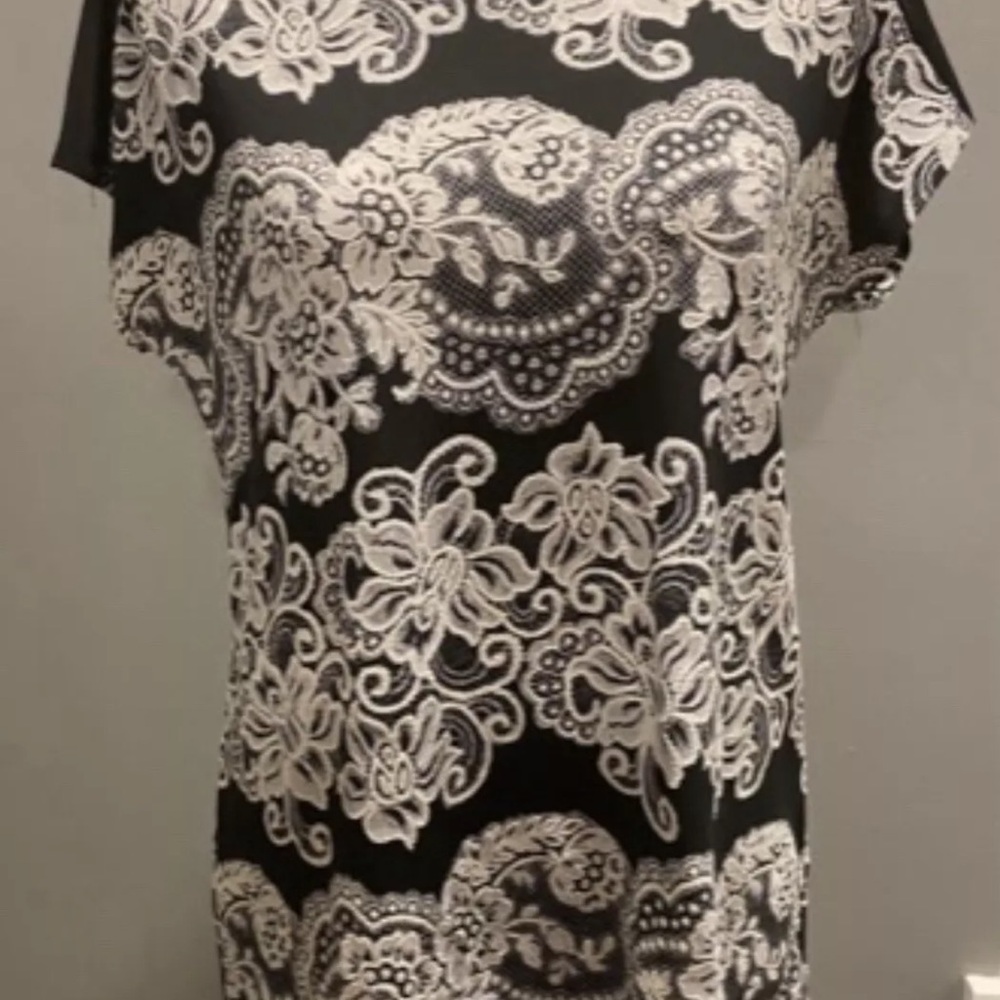 NEW W/TAGS Black & White Lacy Short Sleeve
Top